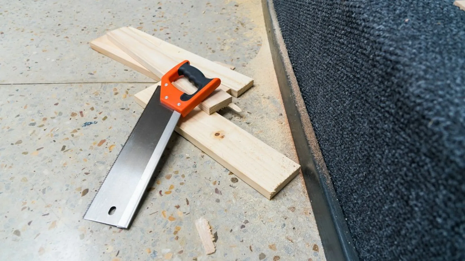 Illustration : Couper les plinthes en angle